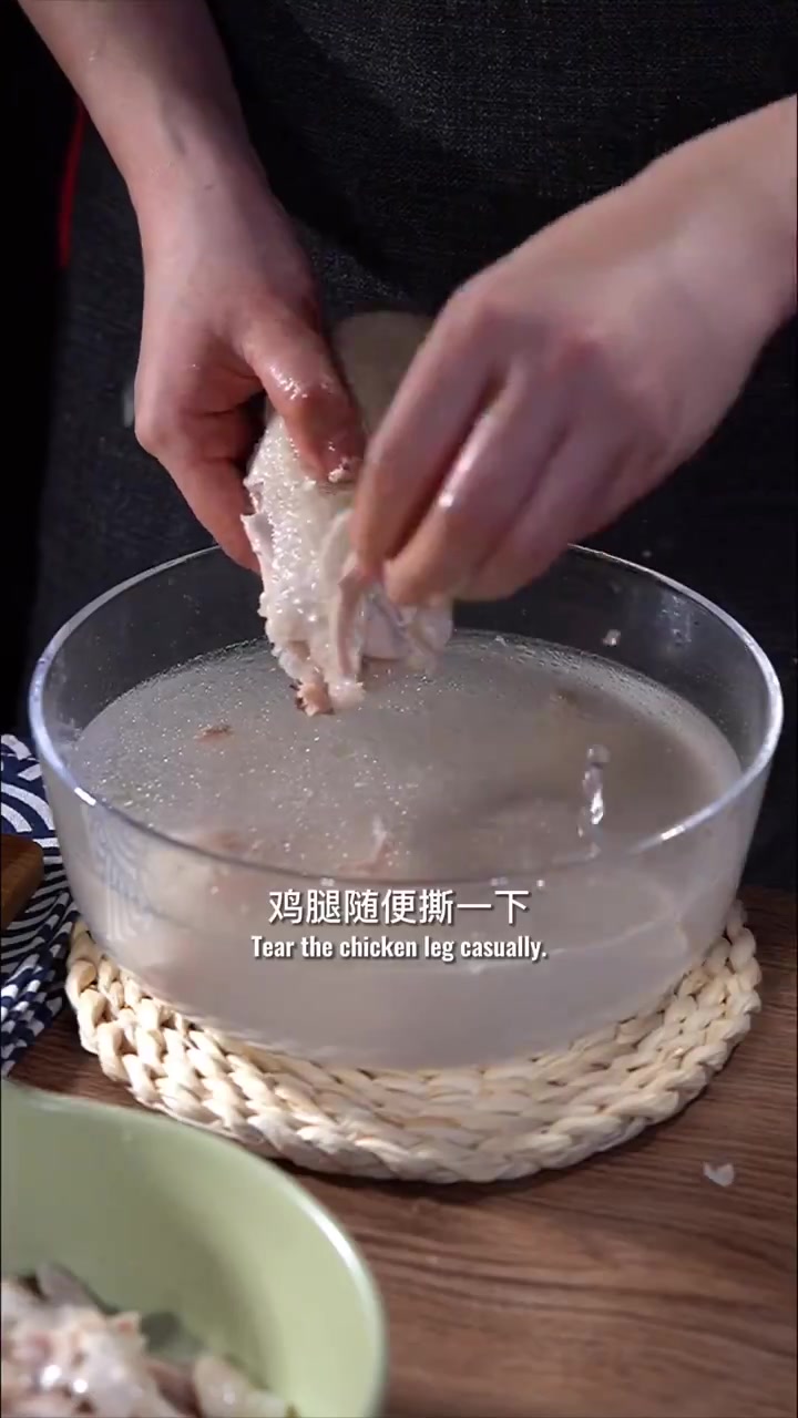 酸辣开胃凉拌手撕鸡腿肉,酸辣柠檬虾做法酸爽好吃