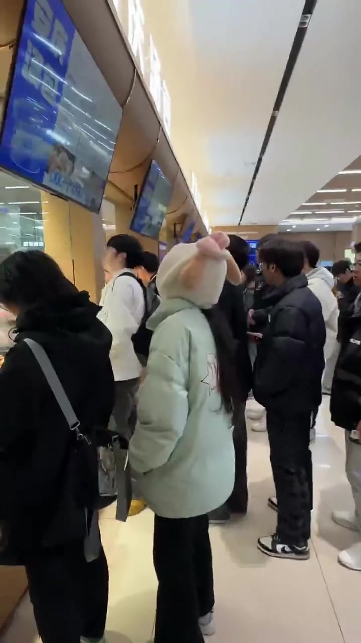 虽然洪老板一家人凌晨2点就要起来包包子,但是凌晨包的包子早上7点多已经卖完了,9点半卖的这