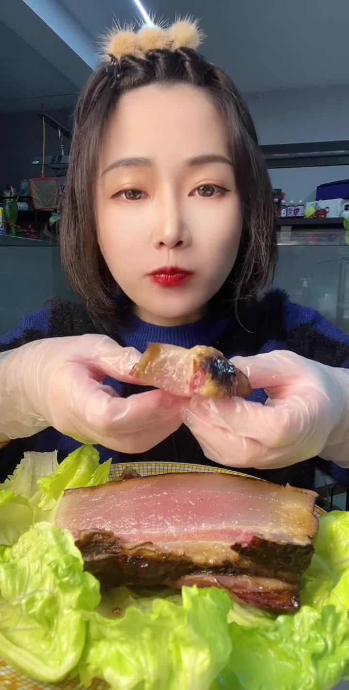 湖北恩施土家族熏腊肉厨房的吸油烟声音有点大了抱歉