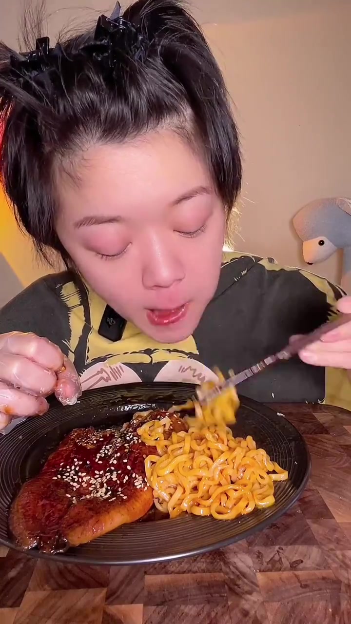 鳗鱼火鸡面,鳗鱼肥厚又多汁,爱了爱了