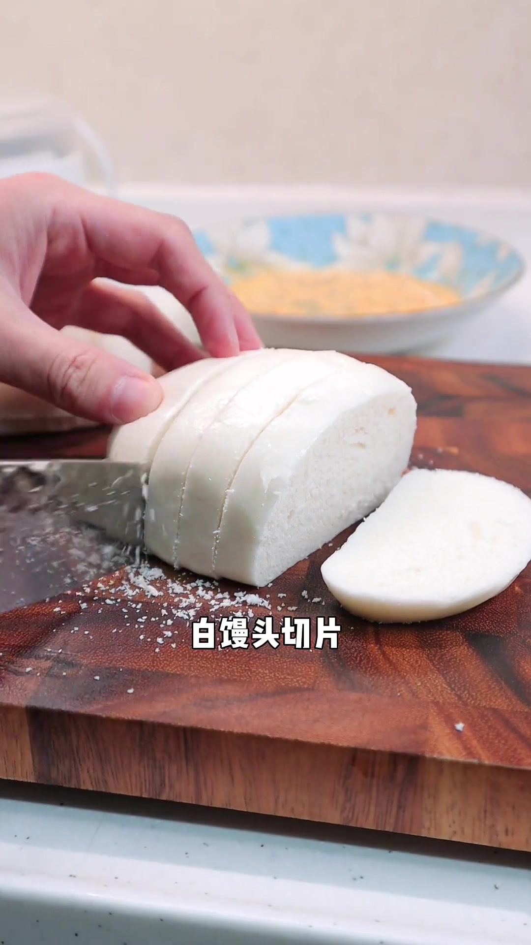 早餐做了白菜豆腐虾仁汤,汤很鲜,还有煎馒头片和自己做的酸奶