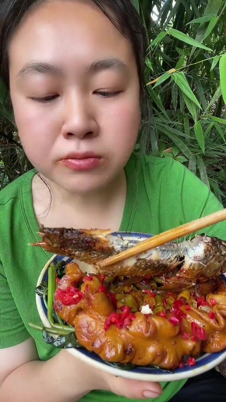 酸豆角,肥肠,鱼,猪鼻子,红薯叶