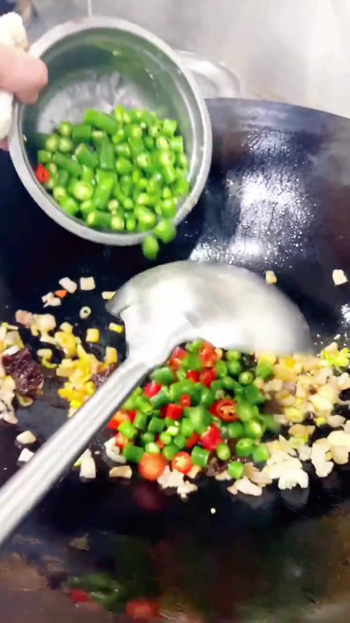 万能干锅酱比例:美乐香辣酱1瓶,阿香婆牛肉酱1瓶