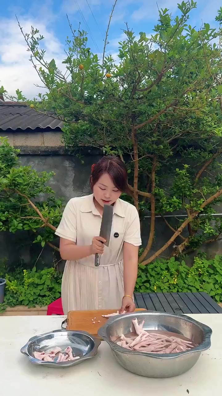 今天的快乐是木姜子胡辣鸡脚配玫瑰米凉虾 豆花。