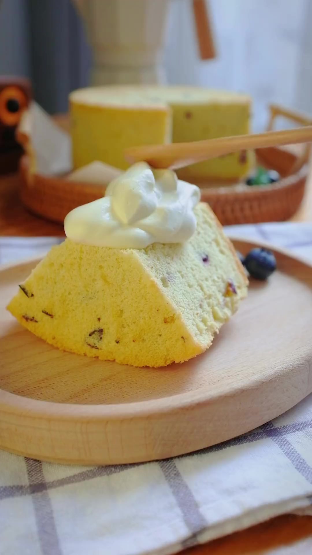 新鲜蓝莓做的戚风蛋糕,新鲜的春日下午茶