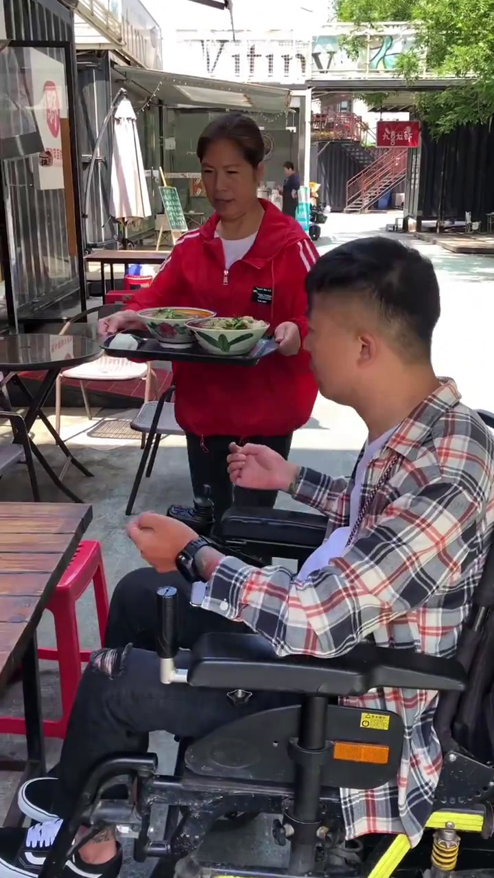 酸菜豆花米线,酸爽可口,麻辣丸子,麻辣鲜香?