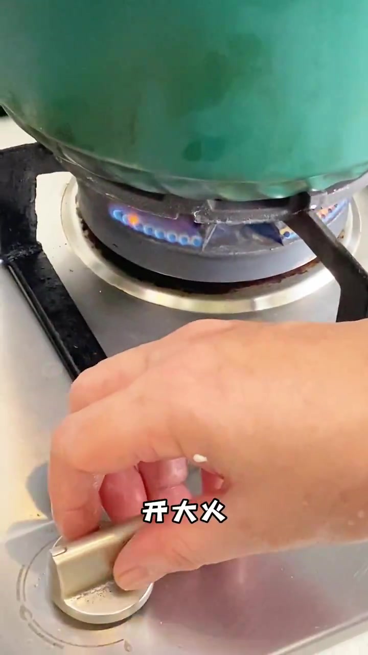 天冷了,给家人炖上一锅老母鸡汤,鲜到眉毛都掉了