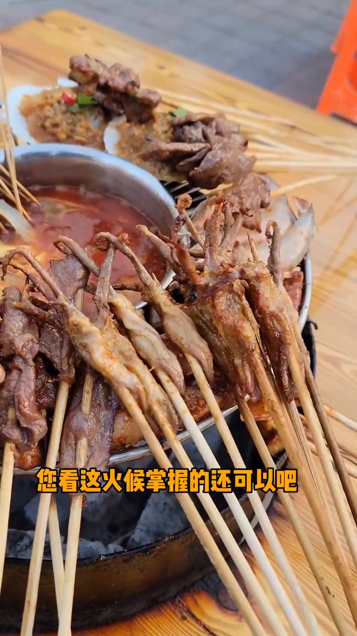 一尺多长的竹签烤肉,围着炭炉摆了一圈