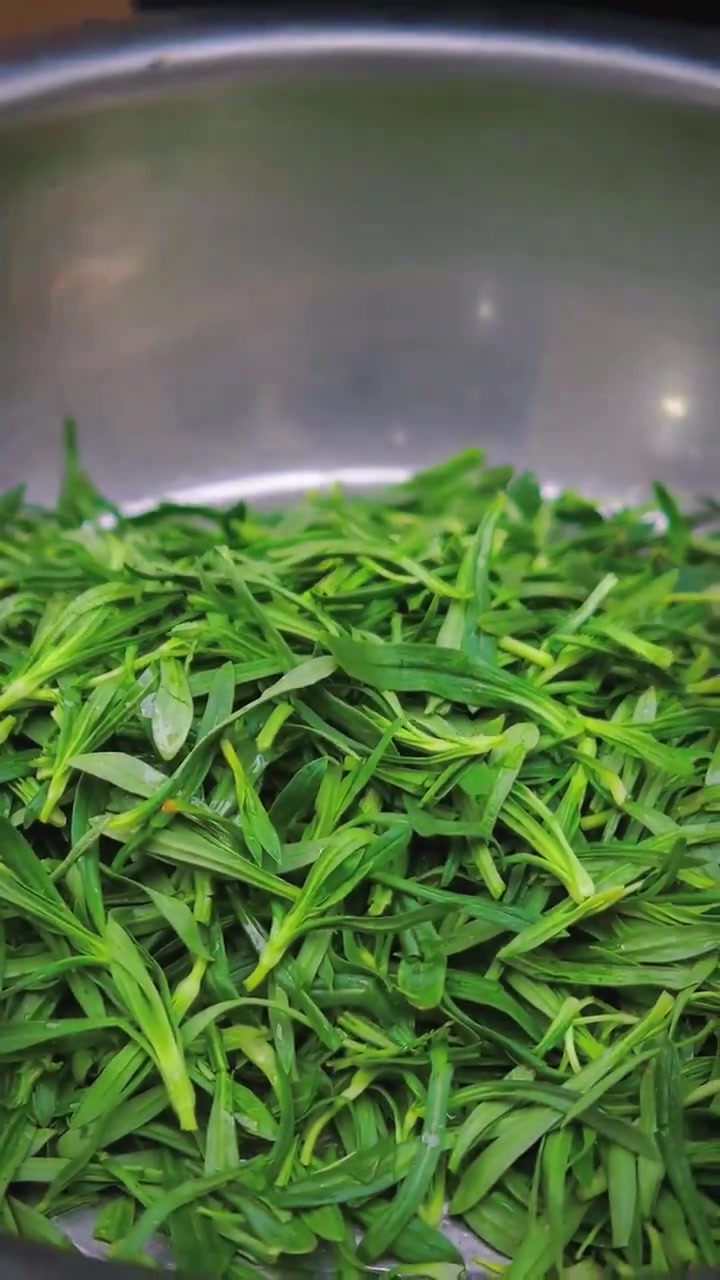 农村的蒸野菜,羊蹄甲子,野菜放点面上锅蒸