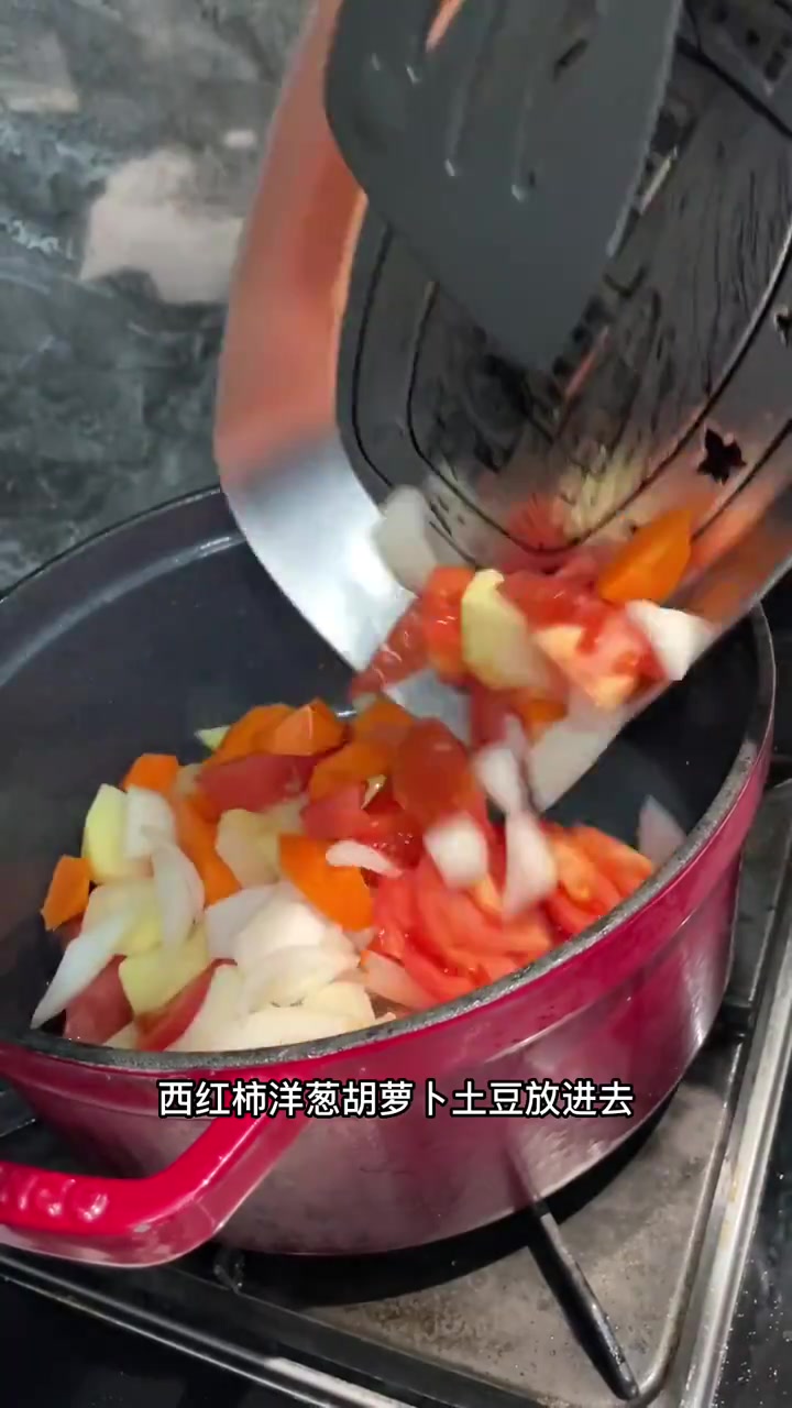 今天冬至吃点好的 干锅排骨虾 西红柿炖牛肉