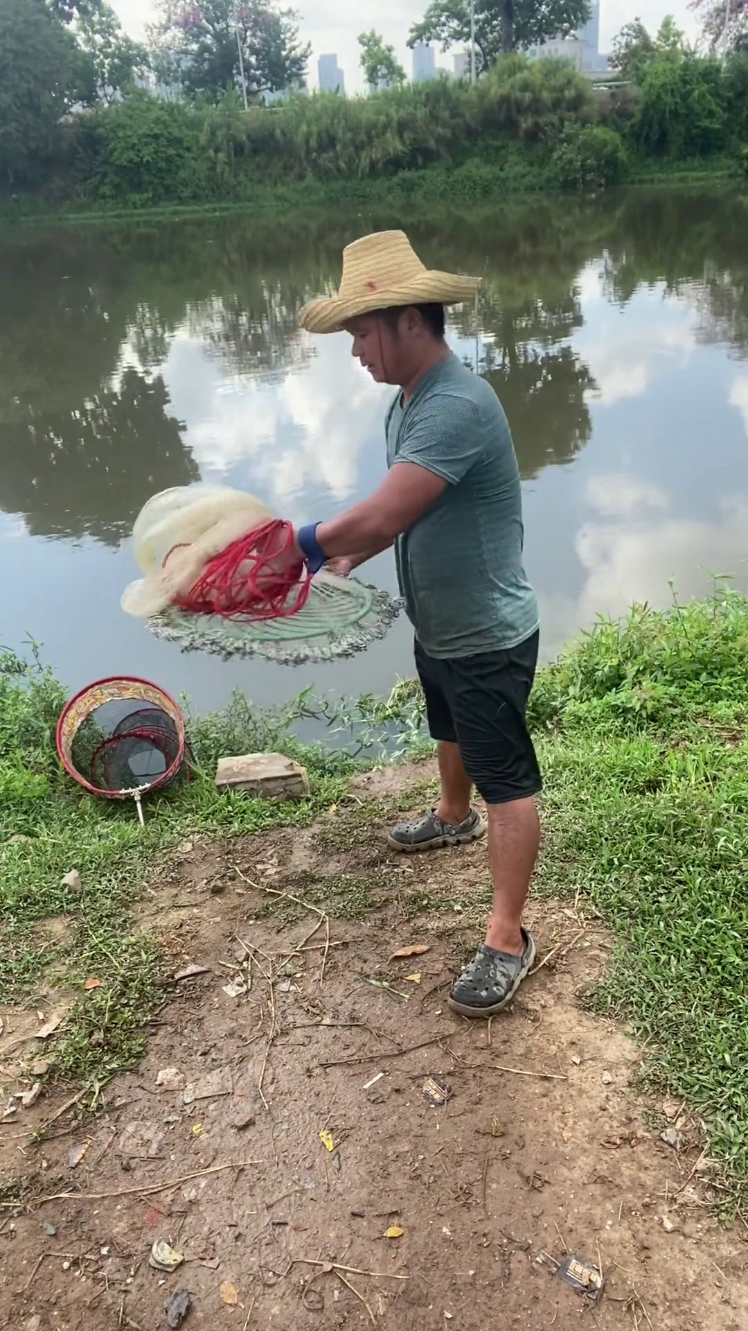 最简单的飞盘撒网教学,不会撒的朋友按视频里的方法对练习!正确的撒网方法
