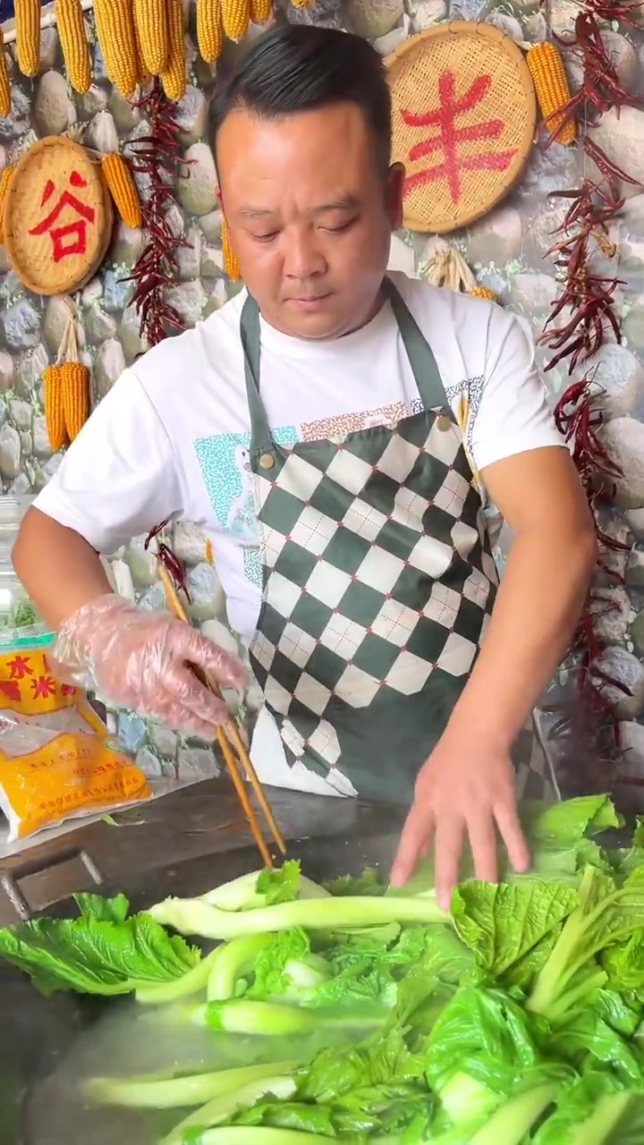 家里的青菜吃不完可以拿来做成酸菜,炒肉烧汤都很下饭