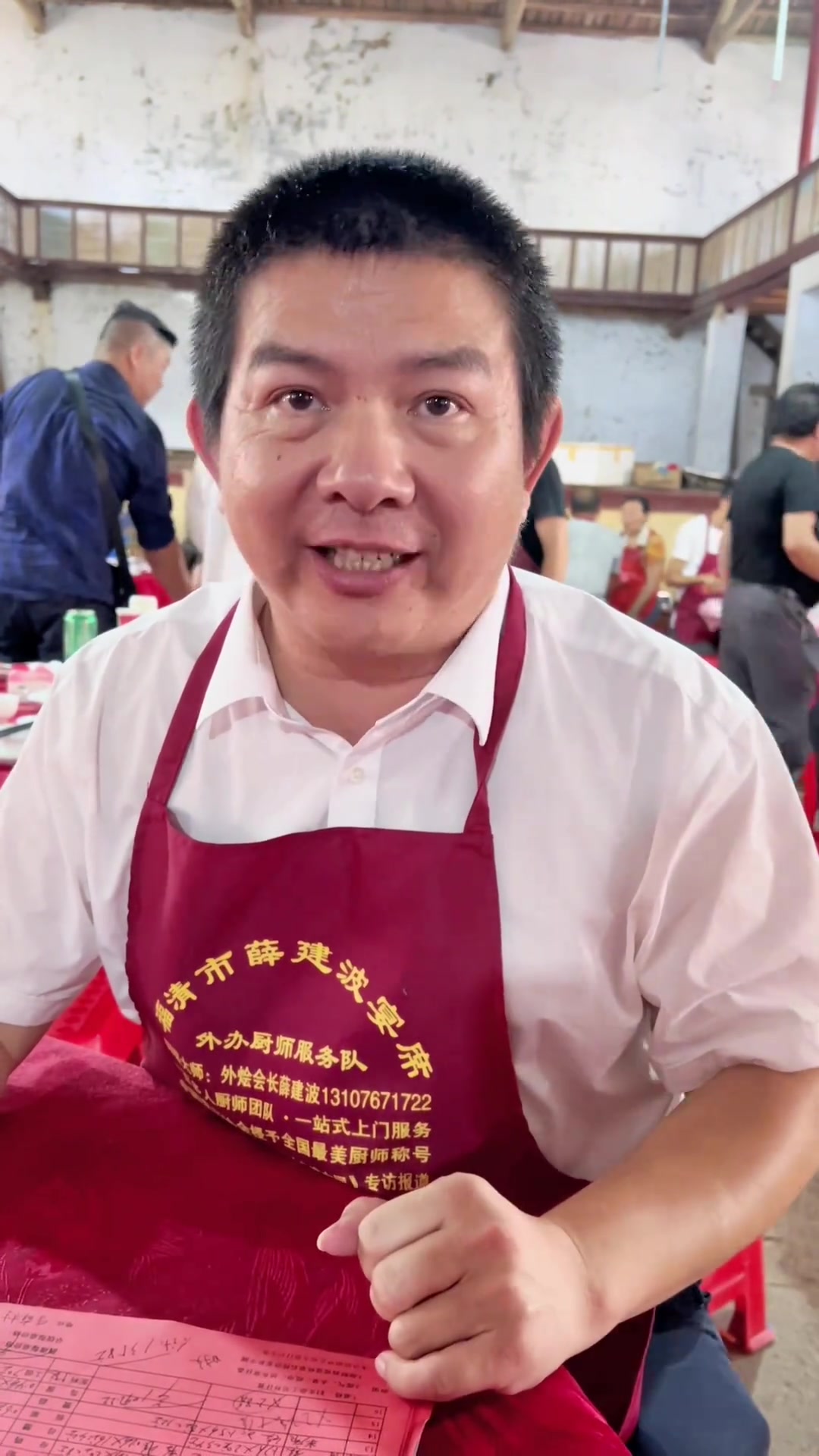 薛建波厨师团队今天承包宴席,每桌1358元有3斤小青龙吃