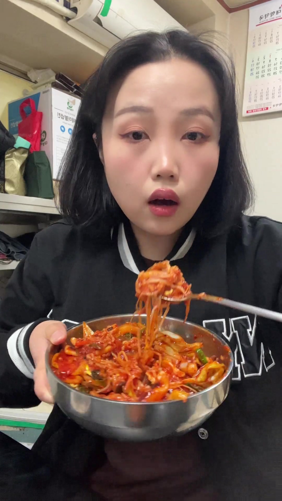 韩国小巷子里的鱿鱼拌饭