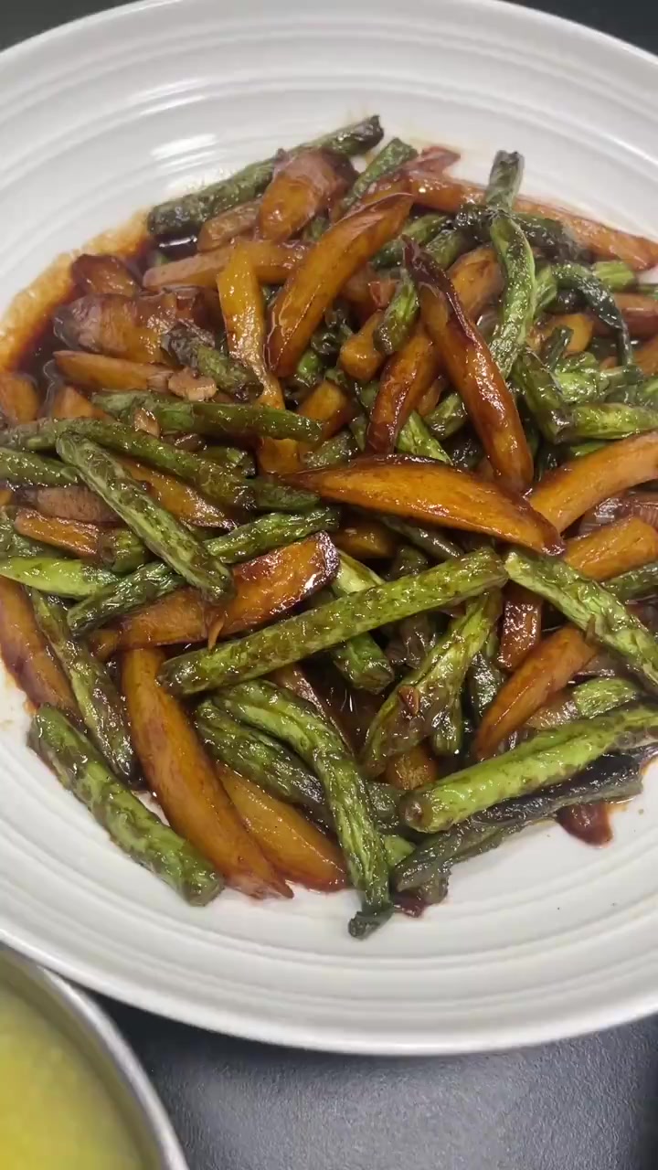 今晚的两个素菜都很好吃 土豆烧豆角 鸭血豆腐