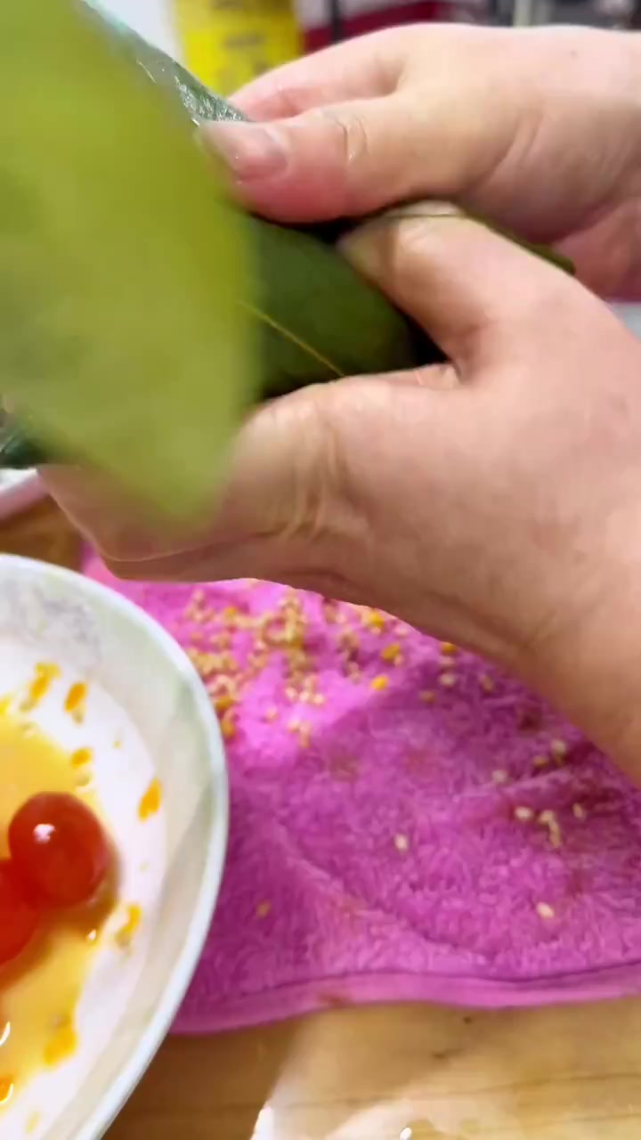 上次有姐妹问我咸蛋黄肉粽的教程