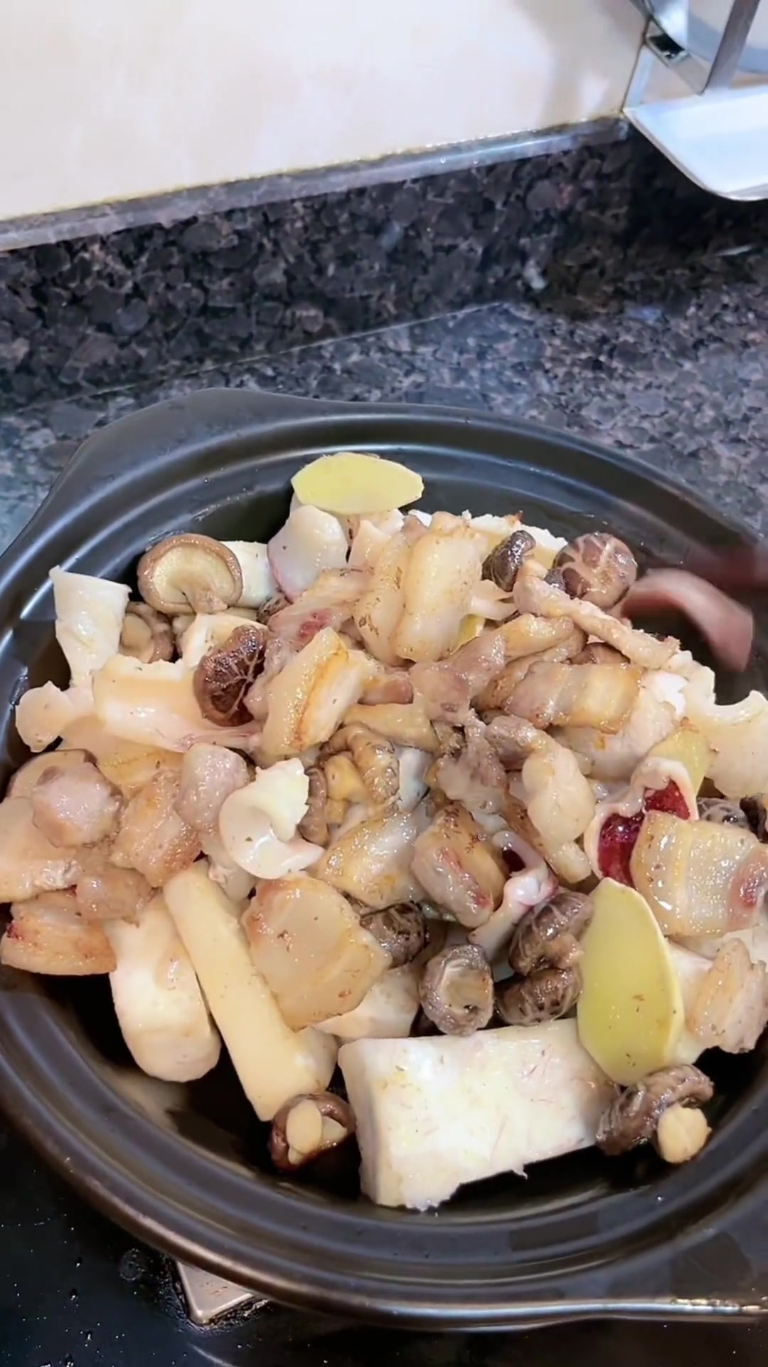 朋友们燕姐家常菜五花肉芋头煲非常好吃的芋头煲简单做法