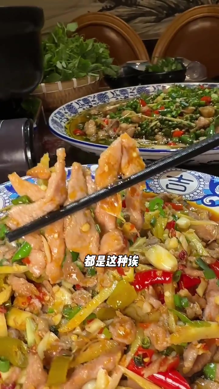 南岸回龙湾江湖菜的聚集地,酸汤羊肉汤锅还是第一次吃