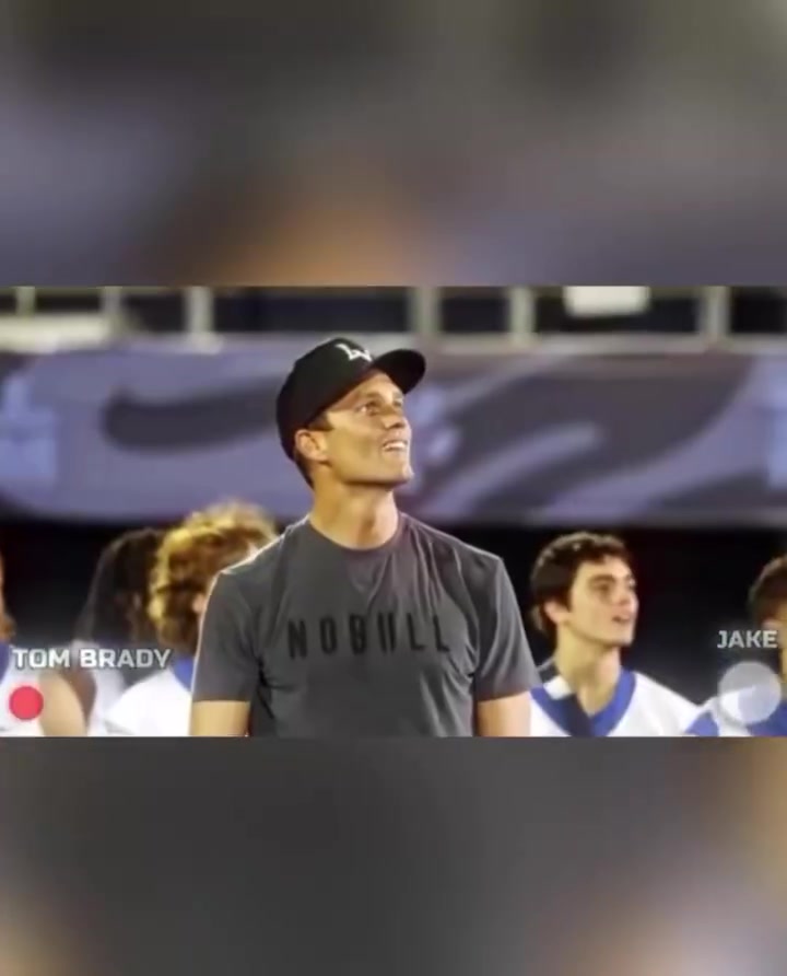 NFL传奇汤姆布雷迪参加一档节目,和高中生四分卫PK,奖金10万美刀  高中生运气爆棚,橄