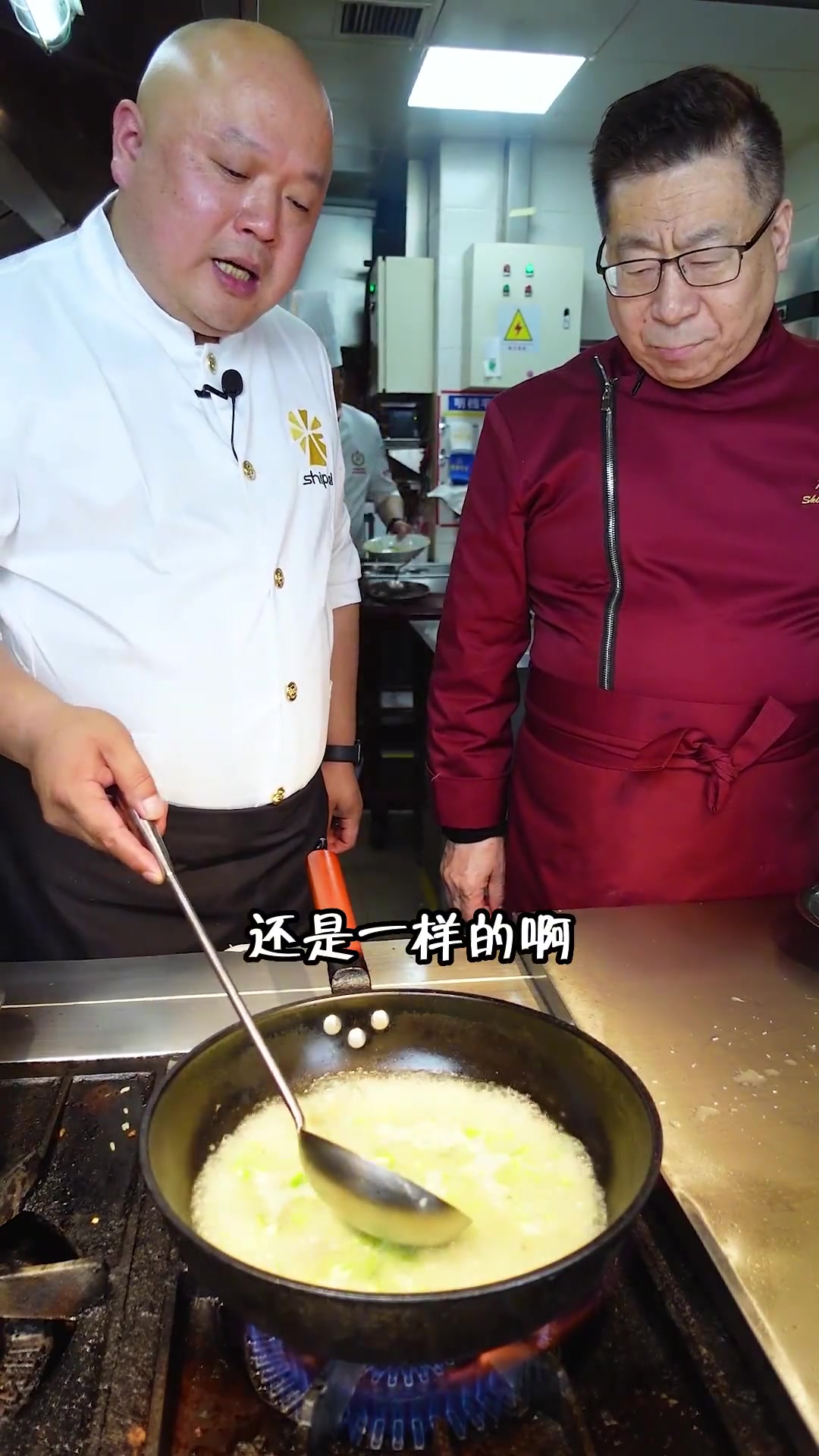 青椒味浓郁,肚条软烂适中,老侠厨带小厨子做的这道青椒焖猪肚