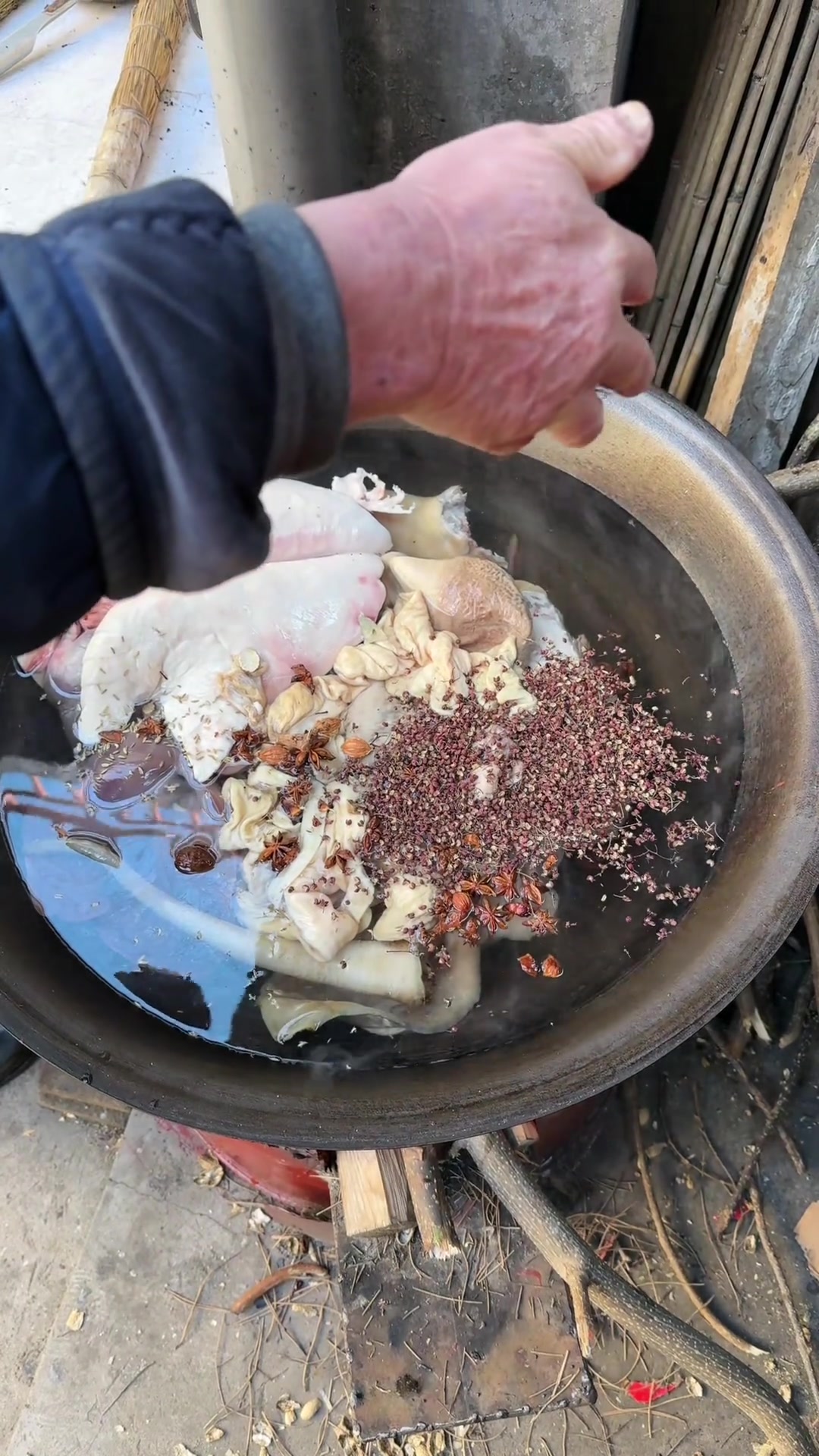 煮肴肉喽,貌似一年里吃的肉,都没有年底煮的肴肉香