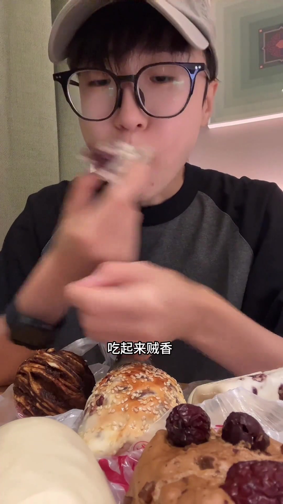 碳水脑袋吃宫门口馒头 最喜欢江米枣粘糕～