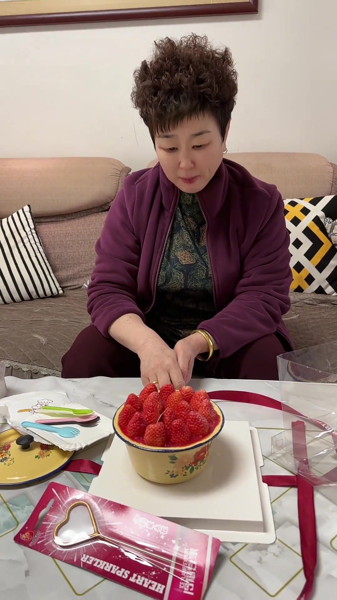 最想要的跨年小蛋糕出现了 来自儿子的爱心,冬天得第一盆草莓蛋糕