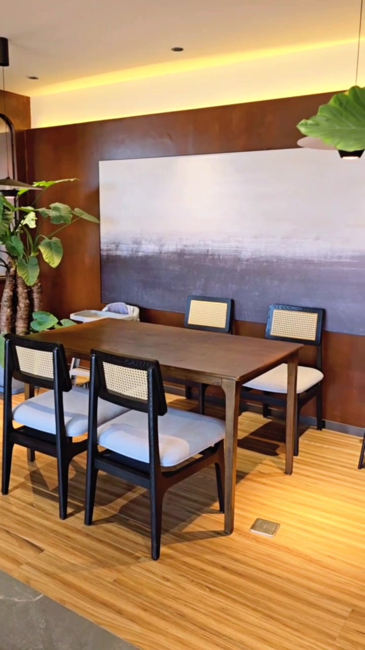 湖景酒店的中式西式早餐。吃完,十点包船游览泸沽湖,看海鸥