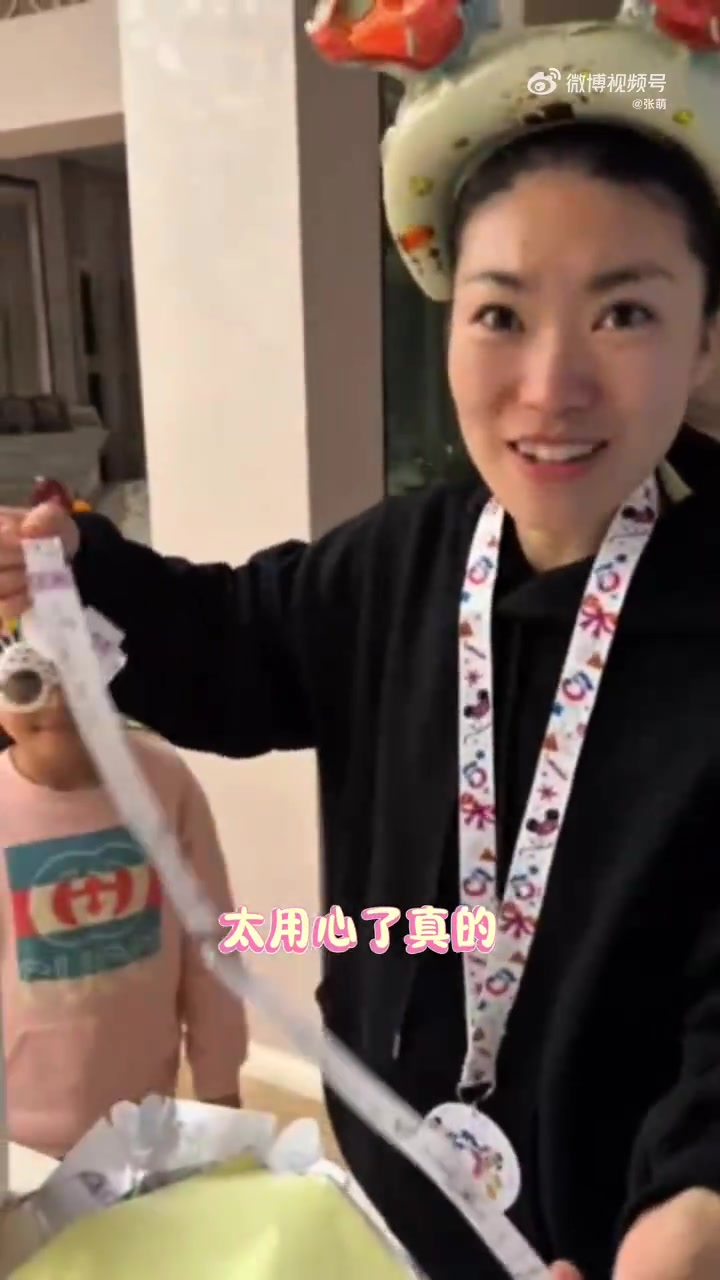 妈妈不在身边,小小萌自己也很有节目!居然偷偷给阿姨准备了一个超温馨的生日party!所有人