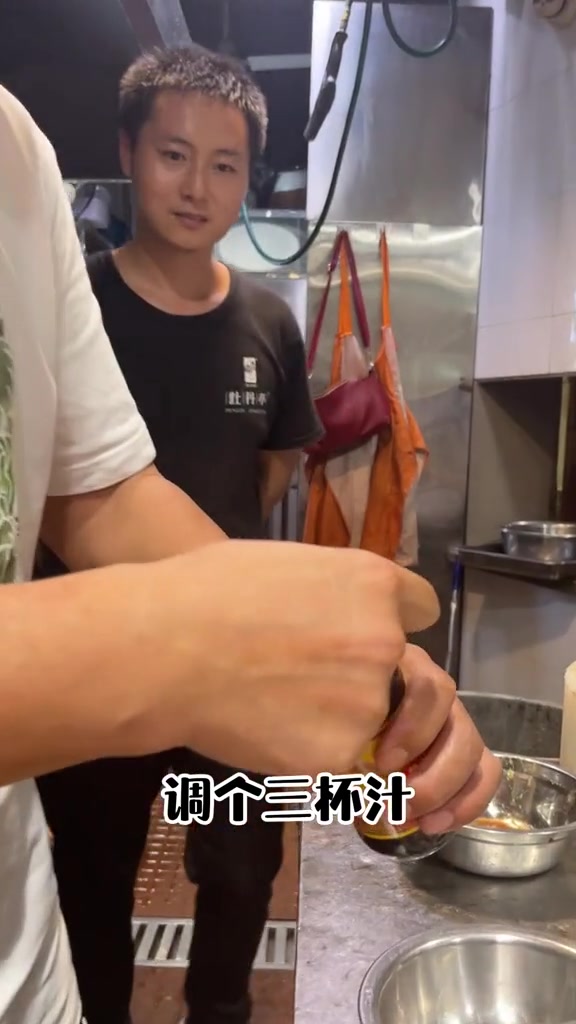 天天吃“八仙”,有点怀念粤菜。非得要我亲自下厨,来一道“三杯汁生焗罗氏虾”解解馋