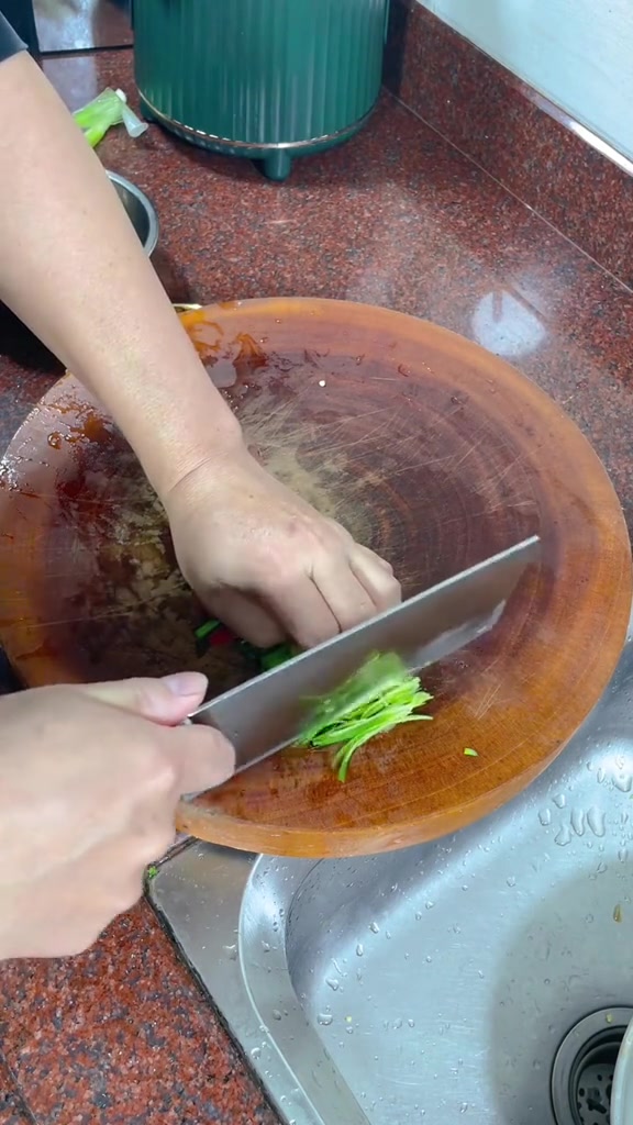 一斤80块,花了62块买了两条小鲳鱼,拿回家做个清蒸鱼最好不过了。我的厨房日记鱼的花式做法
