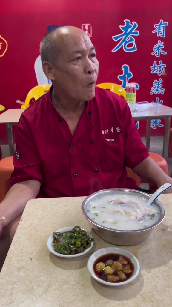 广式生滚鱼片粥广东人就是喜欢这一口,明火白粥同鱼片嘅碰撞达到最佳嘅效果啱啱熟老广的味道真材