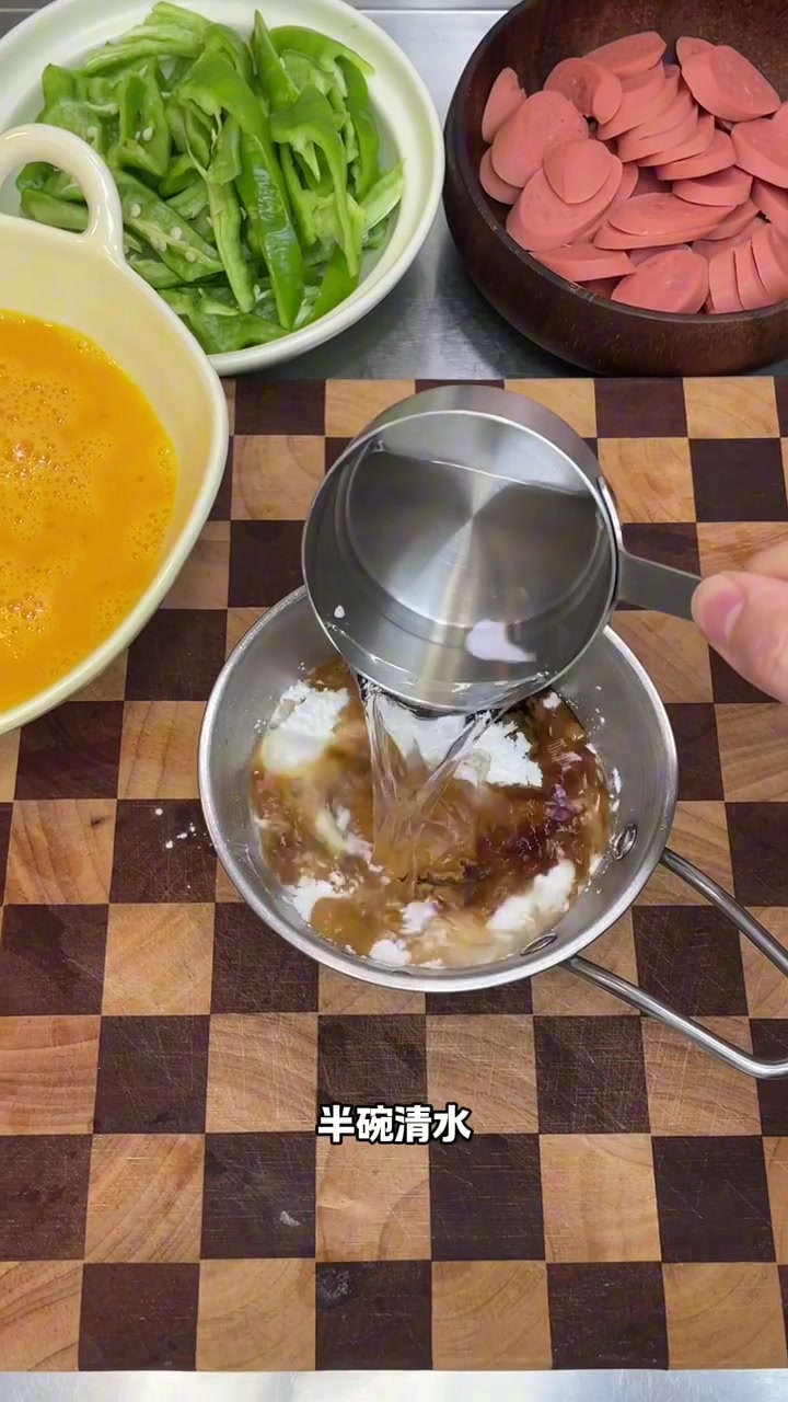 跟妈妈学会的超香的青椒火腿炒蛋拌饭巨香