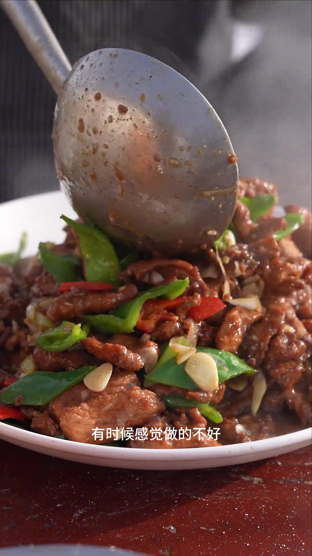 挑战新疆100道传统美食003过油肉过油肉菜品发源于山西,在新疆奇台县发扬演变为过油肉拌面