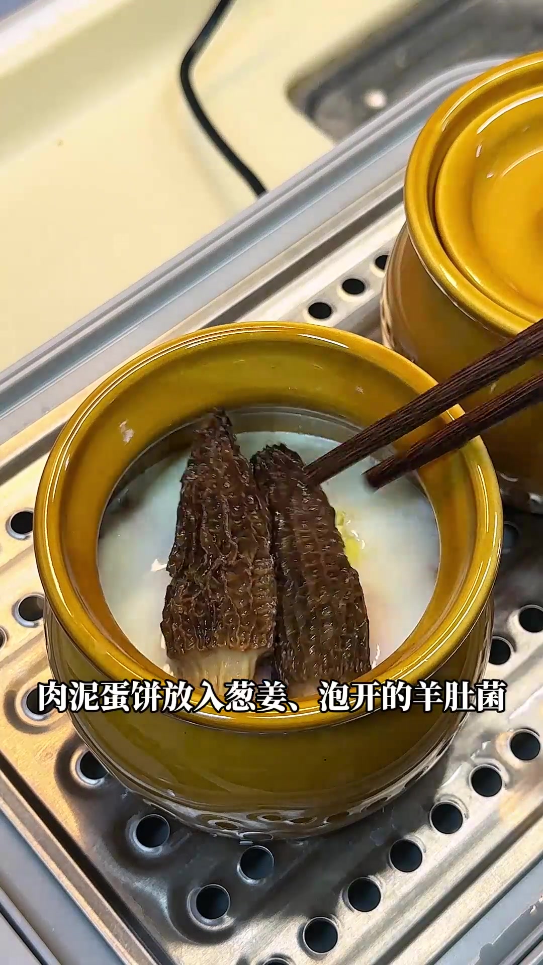 天气热不想炒菜,做个汤菜饭一锅出,没有油烟,营养又美味一锅出瓦罐汤蒸菜营养又健康