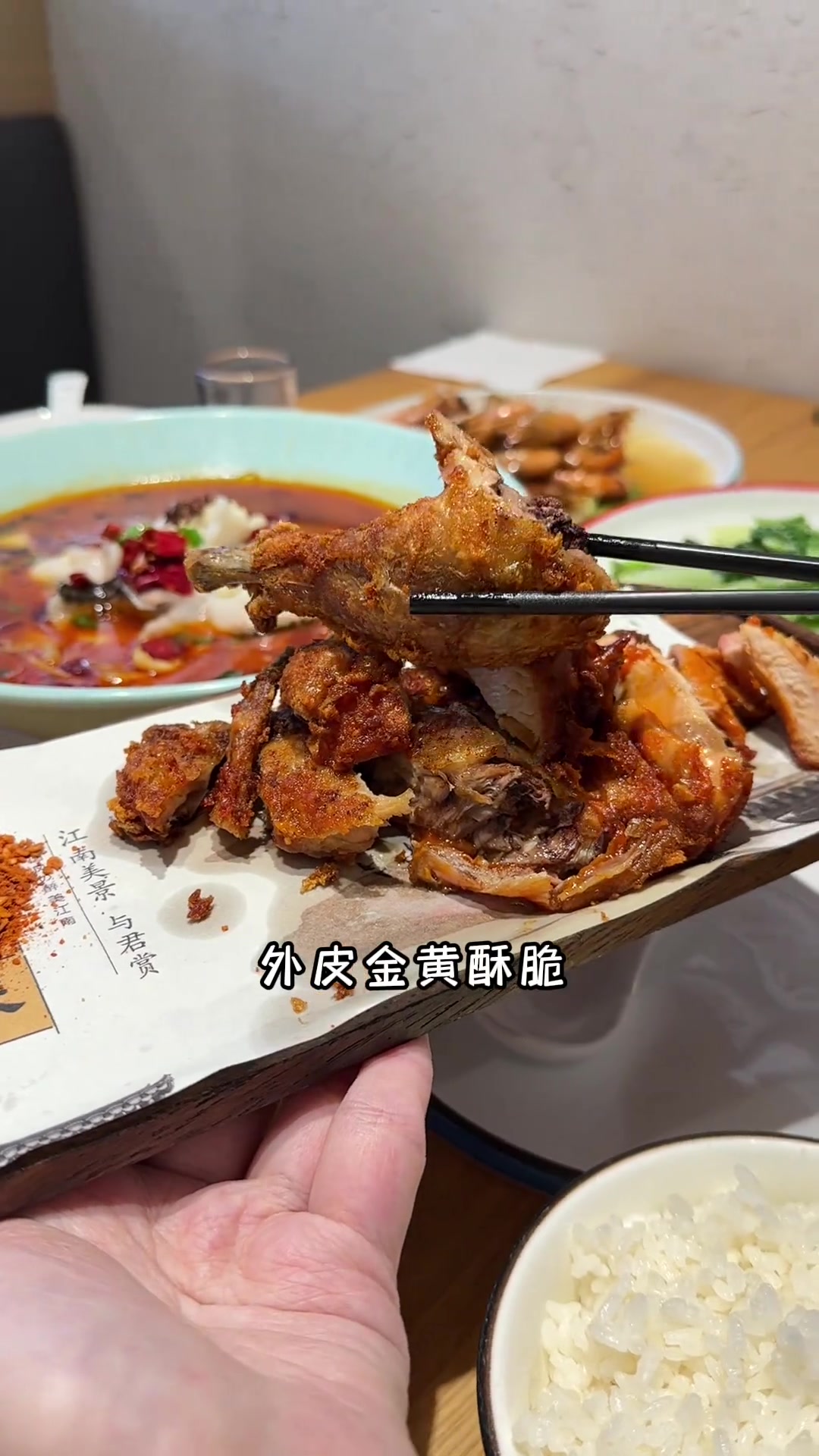 西湖音乐喷泉旁,开了20多年的地道杭帮菜,鲍鱼红烧肉、麻辣水煮鱼二选一,还有吊烤脆皮鸡、油