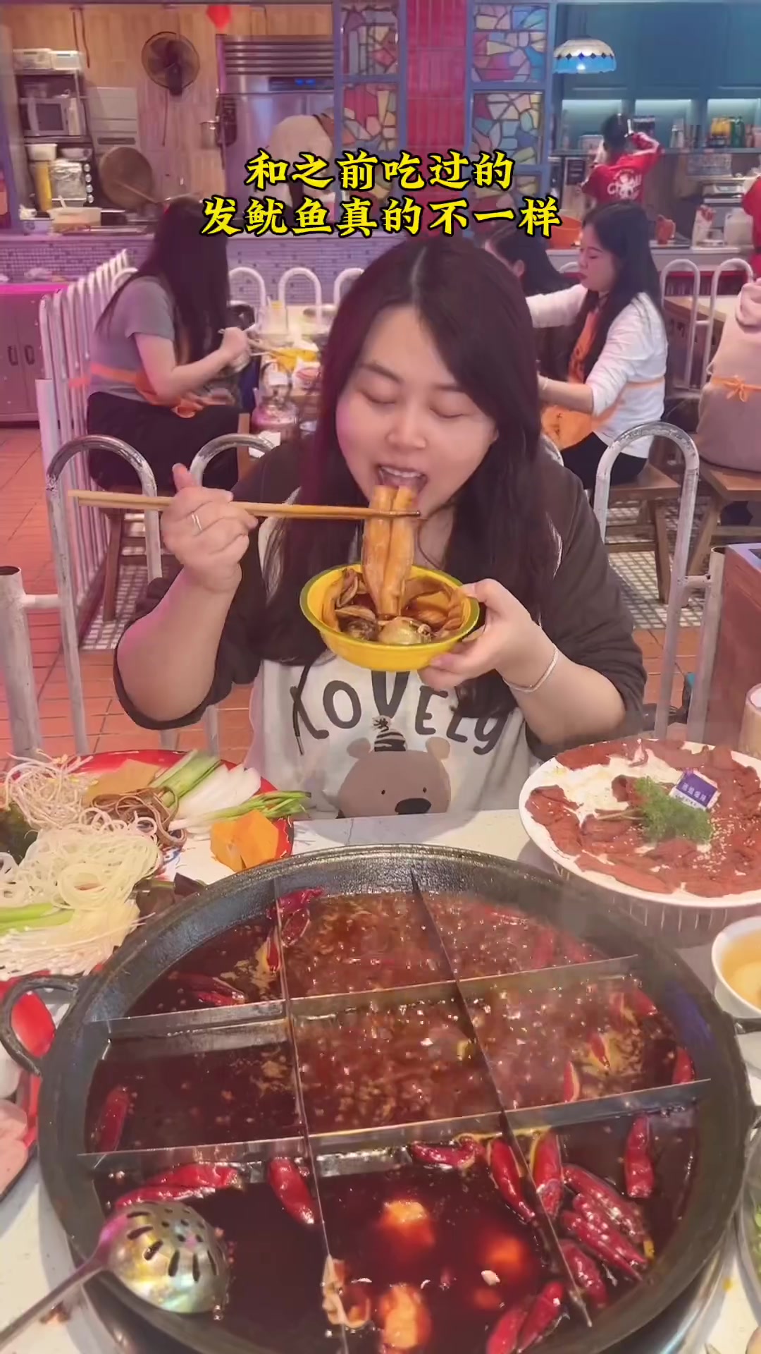 竟然在火锅店吃到27个菜的拼盘!真的好适合我这种什么都想吃一点但胃口不大的人啊!重庆火锅美