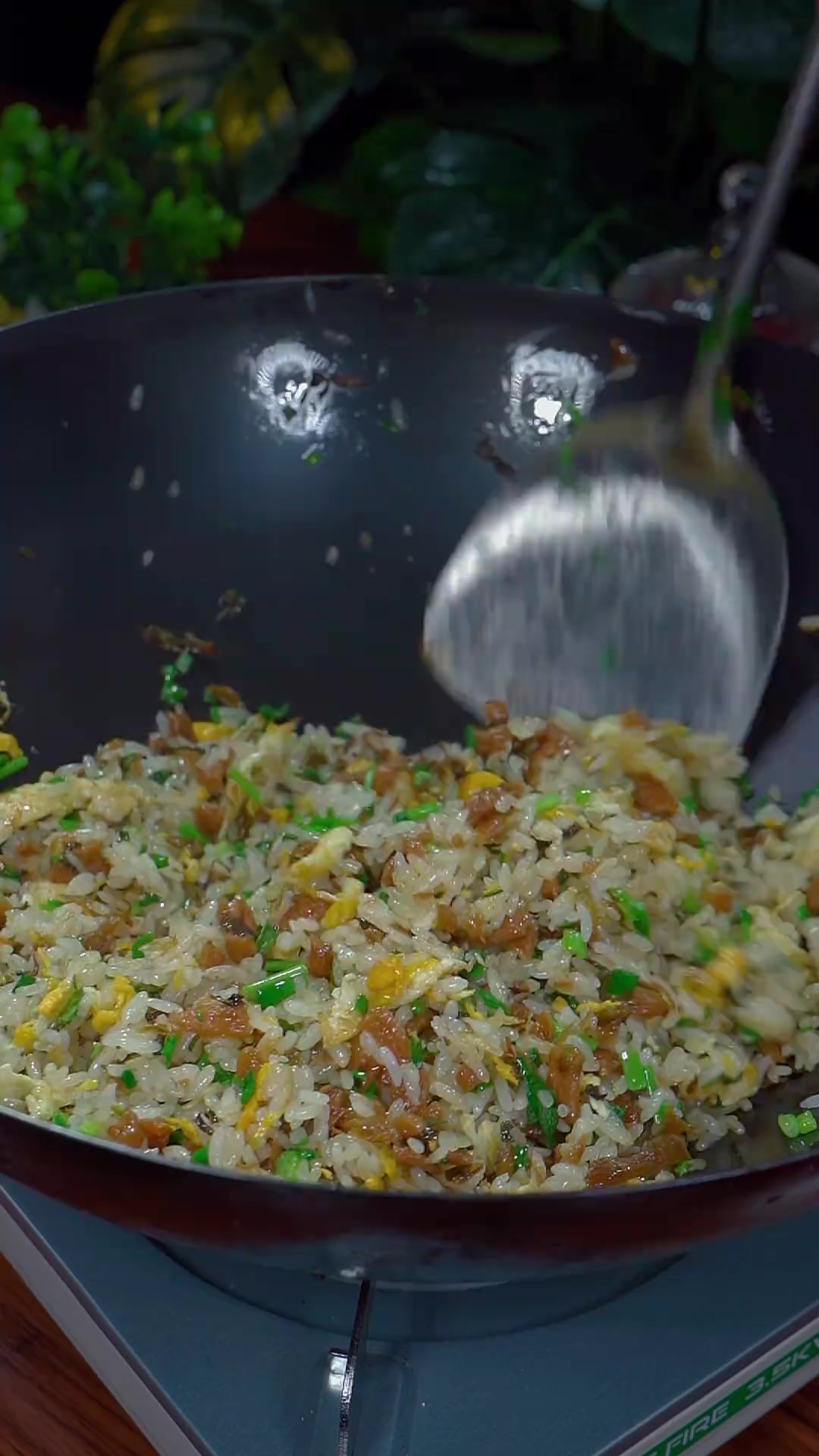 外婆菜香菜蛋炒饭的做法,蛋炒饭这样做太好吃了吧
