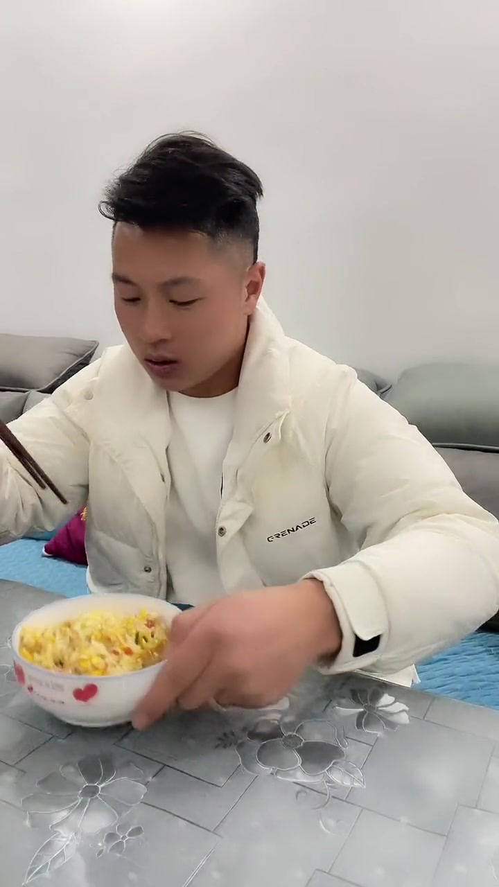 什么人嘛,喊炒碗蛋炒饭,都这个表情