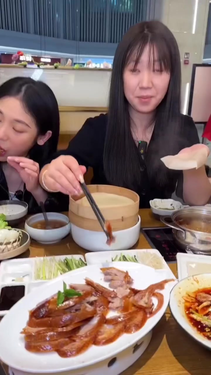 德香苑138吃一大桌真的可!美食官跟着来德香苑北京烤鸭德香苑周年庆