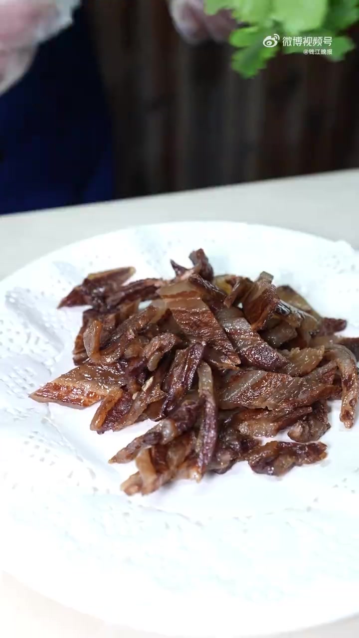 温州人的年味,是被酱油肉唤醒的。连日来天气晴好,不少瑞安市民的院子里、阳台上、窗沿边,悄然