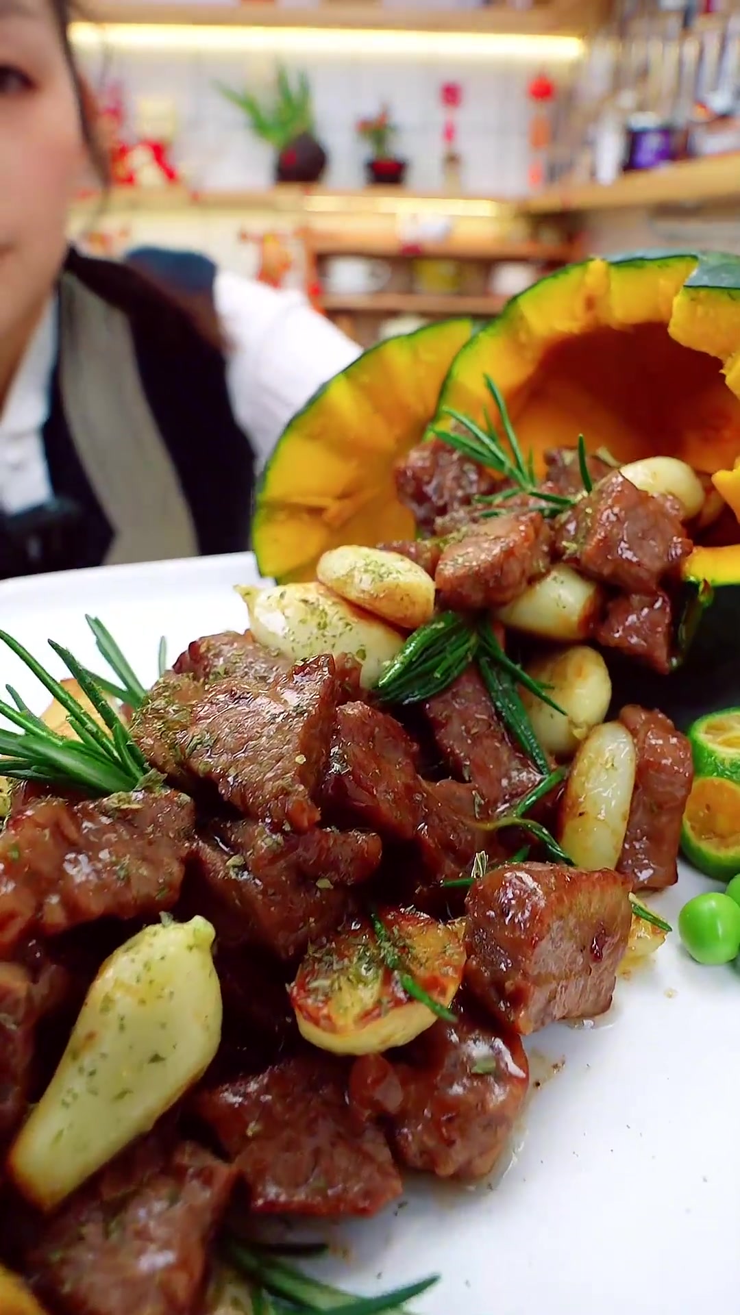 太香了,吃得特别快蒜香牛肉粒年夜饭菜单年夜饭创意菜摆盘技巧美食教程