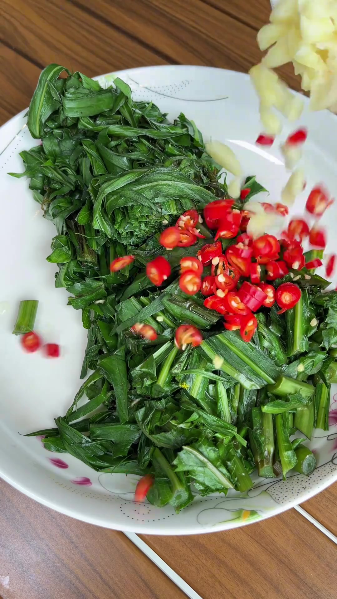 《街(gai)子学做菜-第66天》苦麻菜,它本身带有一定的苦味,但是与薄荷的清凉香气相结合