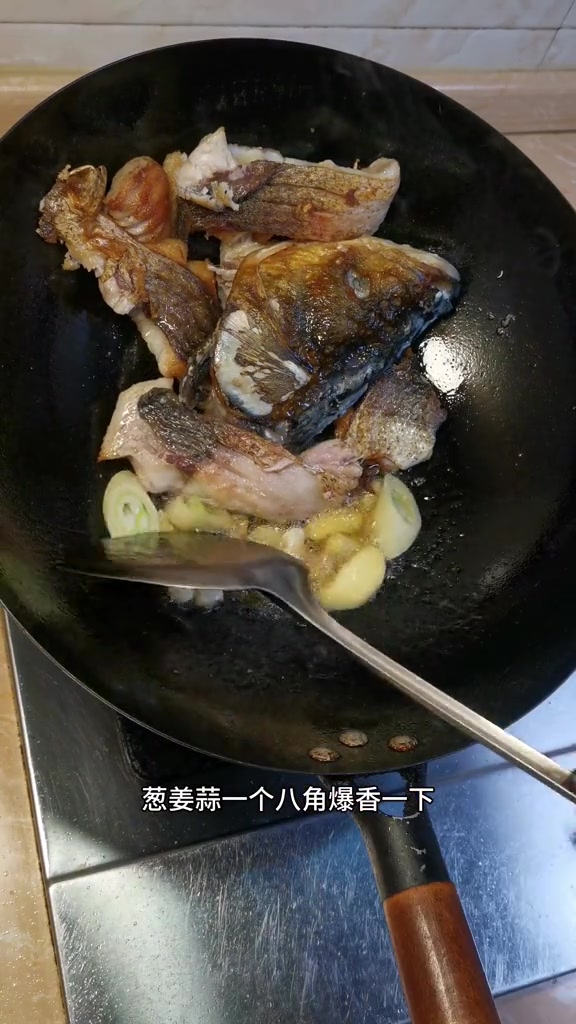 二十块钱买了半条花鲢鱼,加点豆腐一起炖炖,汤鲜味美,下饭必备!炖鱼鱼头炖豆腐