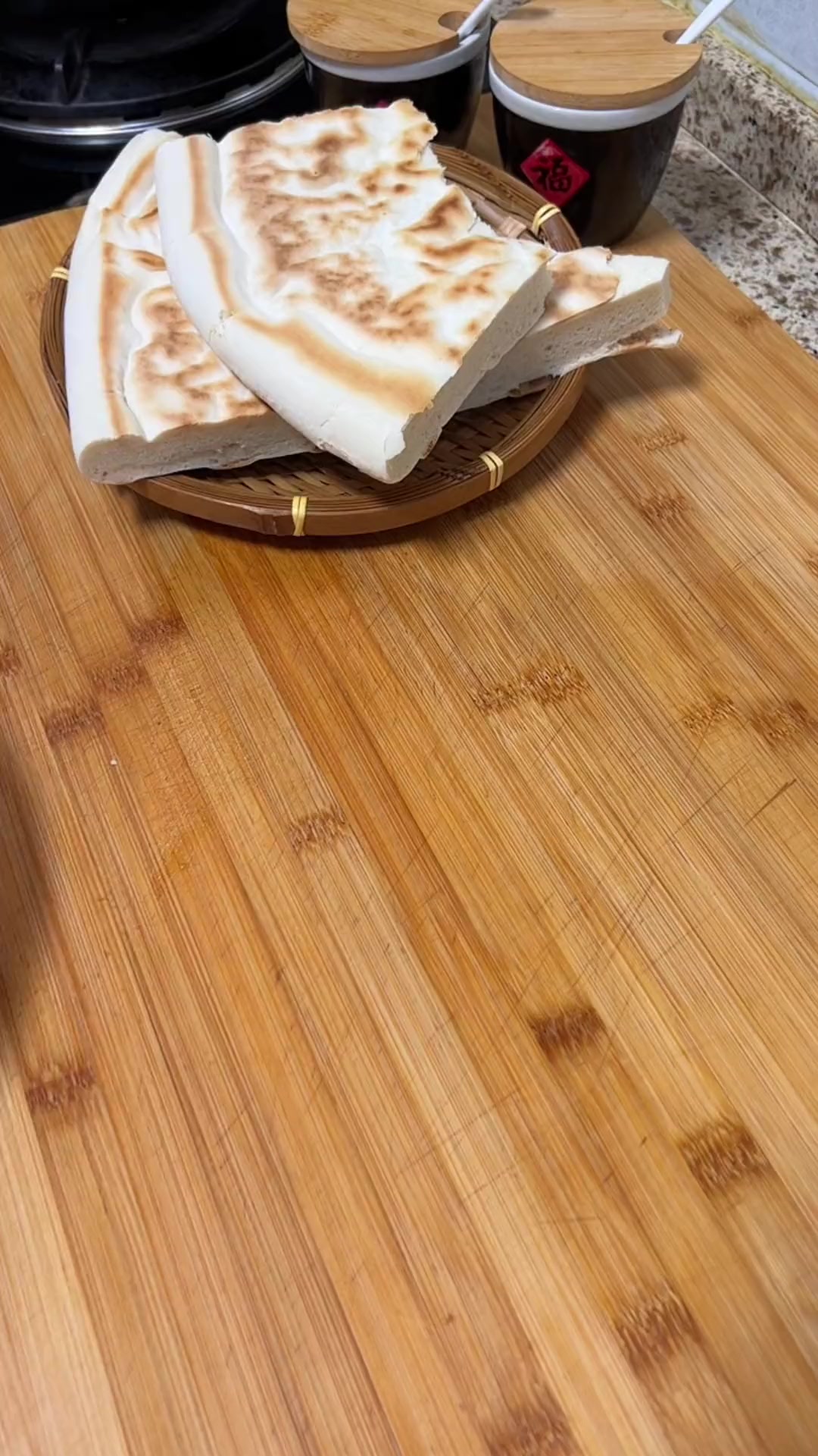 下雨天就喜欢吃这种热乎饭今天做了丸子豆腐大烩菜麻辣鲜香配上馍和米饭吃都香滴很丸子豆腐烩菜陕