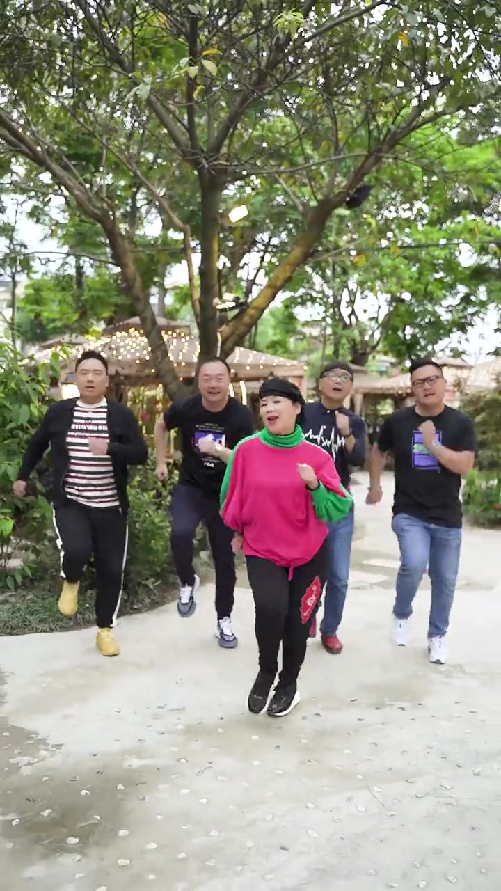 朋友相聚,开心就好不过人间 月亮月亮你别睡