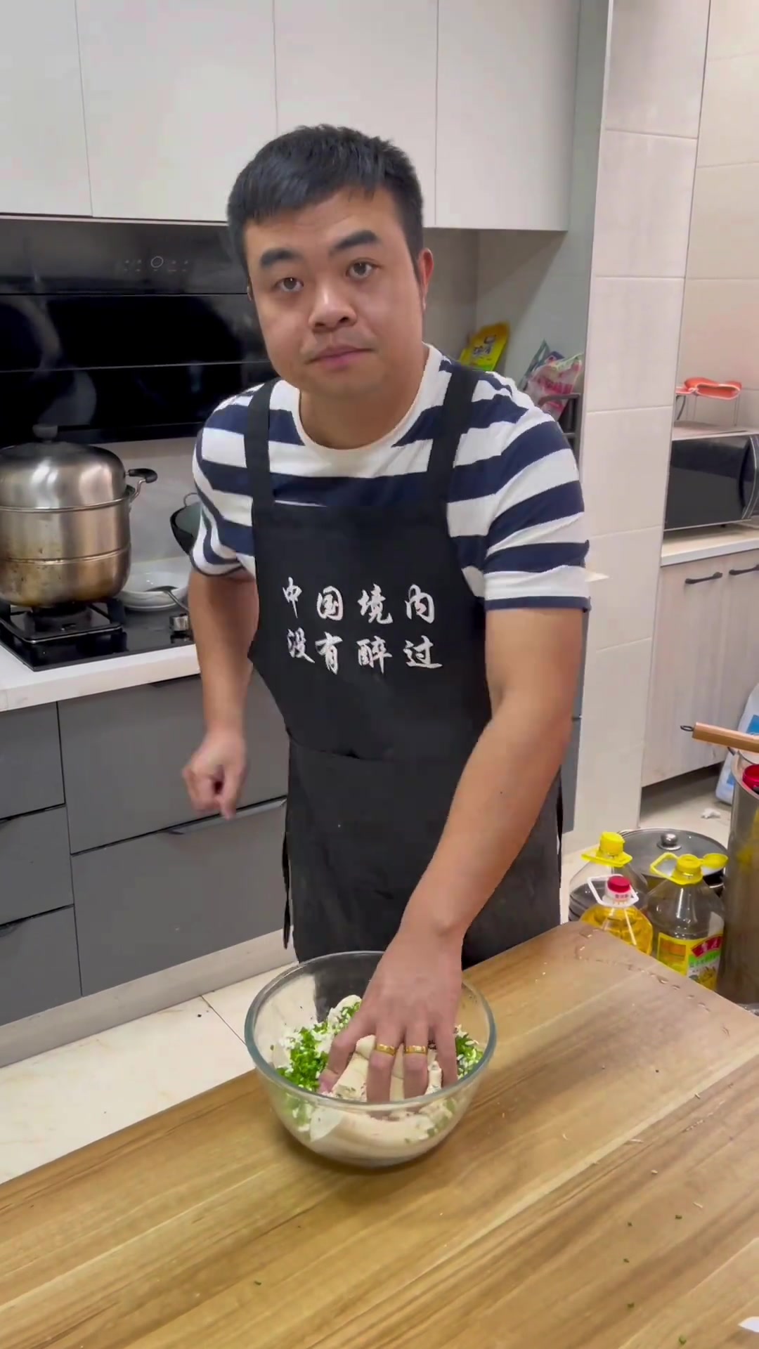 豆腐丸子怎样做,我来教大家一个方法,一看就学会。天门谋哥(日常)