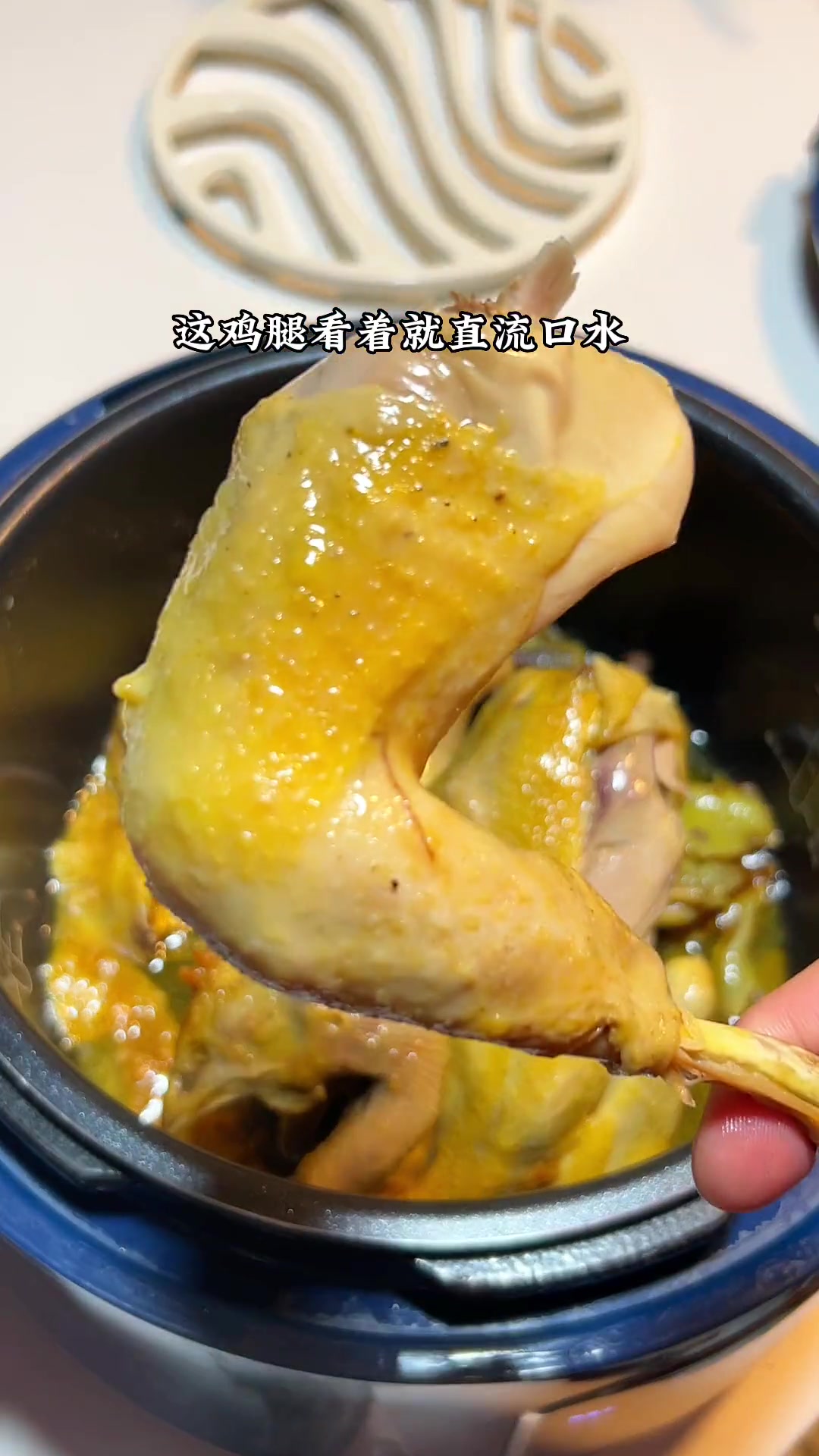 今晚做了咸香又鲜嫩的盐焗鸡,肉质紧实有嚼劲,吃出了小时候的味道杨博士土鸡原生态童子鸡杨博士