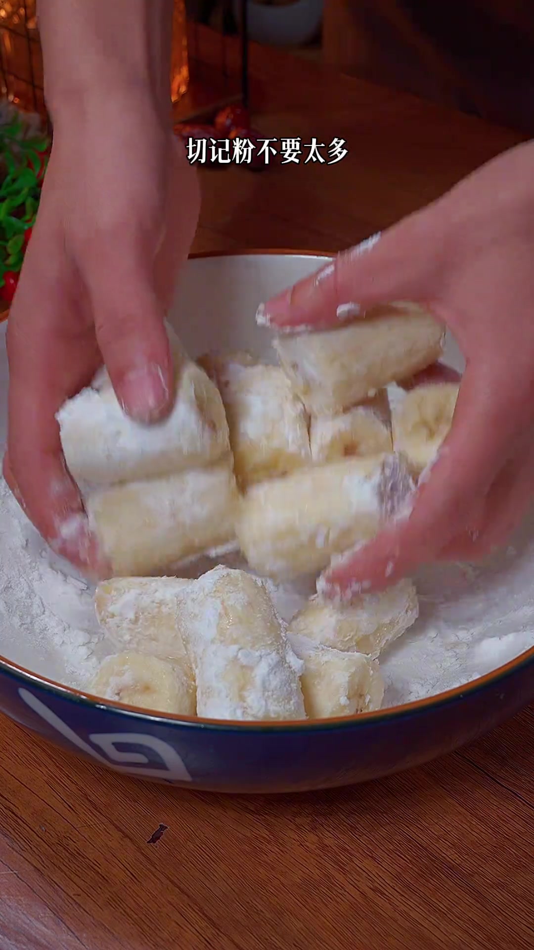 这样炸的香蕉外皮酥脆,里头香甜可口,大人小孩都爱吃脆皮香蕉炸香蕉面包糠