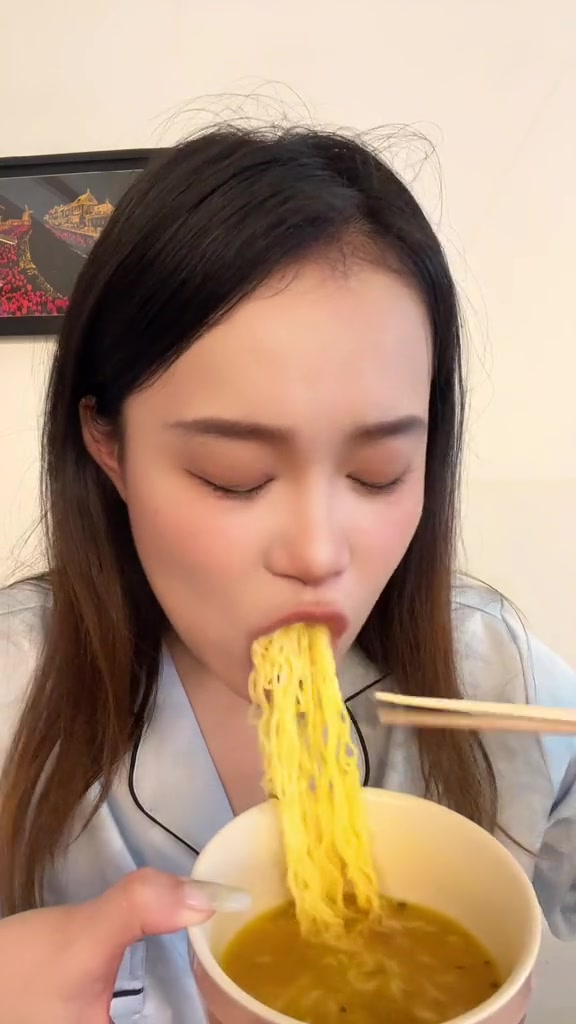 泡面加酸笋加炸蛋是什么神仙组合呀,酸辣脆爽,我真的连汤都不想放过!五谷道场官方旗舰店五谷道